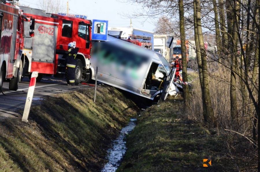 Wypadek w Widełce. Bus zderzył się z osobówką. Droga zablokowana - Zdjęcie główne