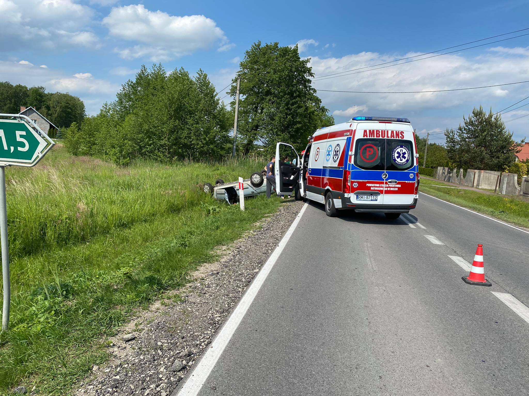 Dachowanie samochodu na drodze Mielec - Radomyśl Wielki - Zdjęcie główne