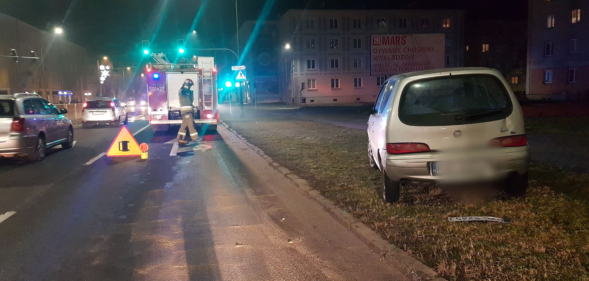 Zderzenie dwóch osobówek na al. Niepodległości w Mielcu [FOTO, VIDEO] - Zdjęcie główne