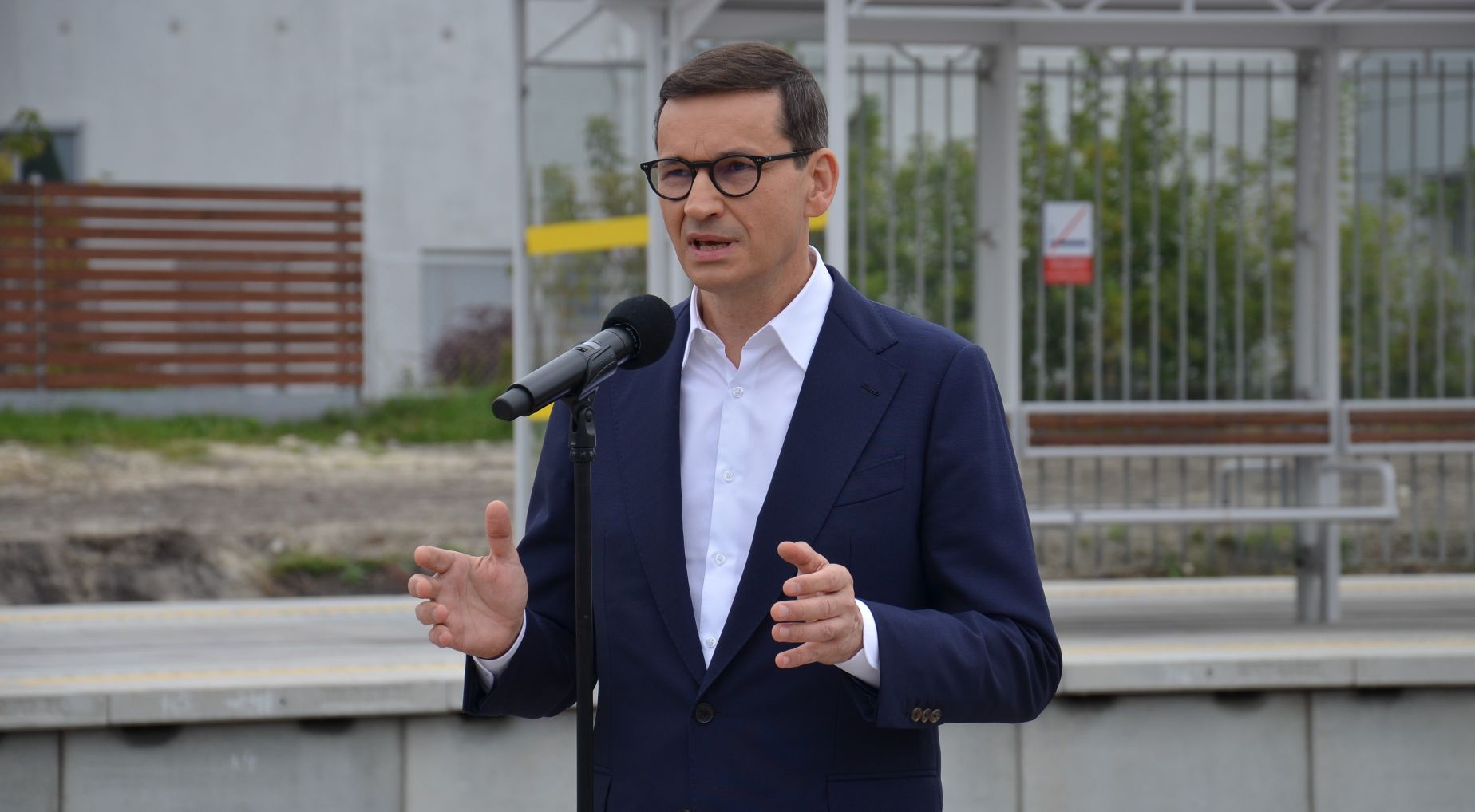 Premier Morawiecki na dworcu PKP w Mielcu: "Ta kolej to przywrócenie normalności" [ZDJĘCIA, FILM] - Zdjęcie główne