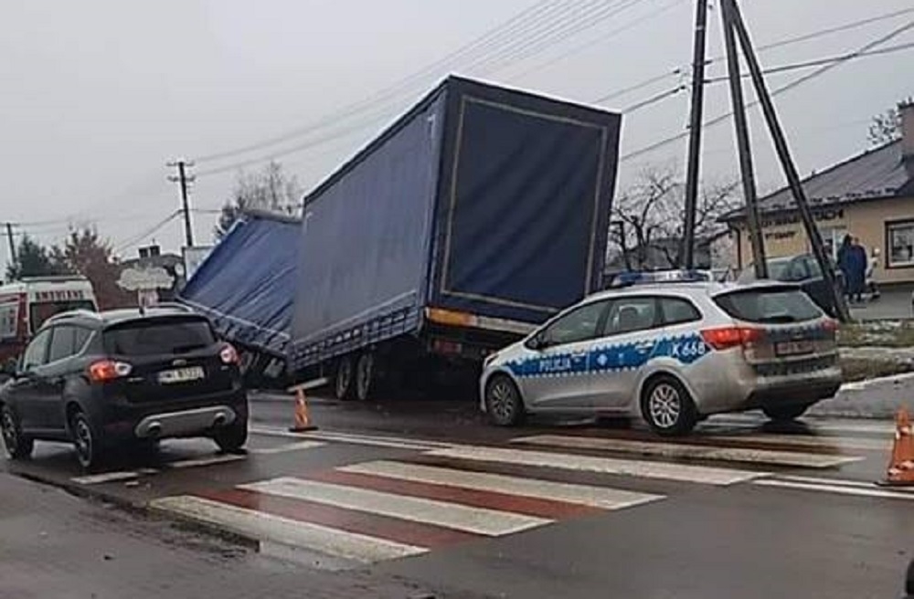 Zderzenie osobówki z TIR-em - Zdjęcie główne