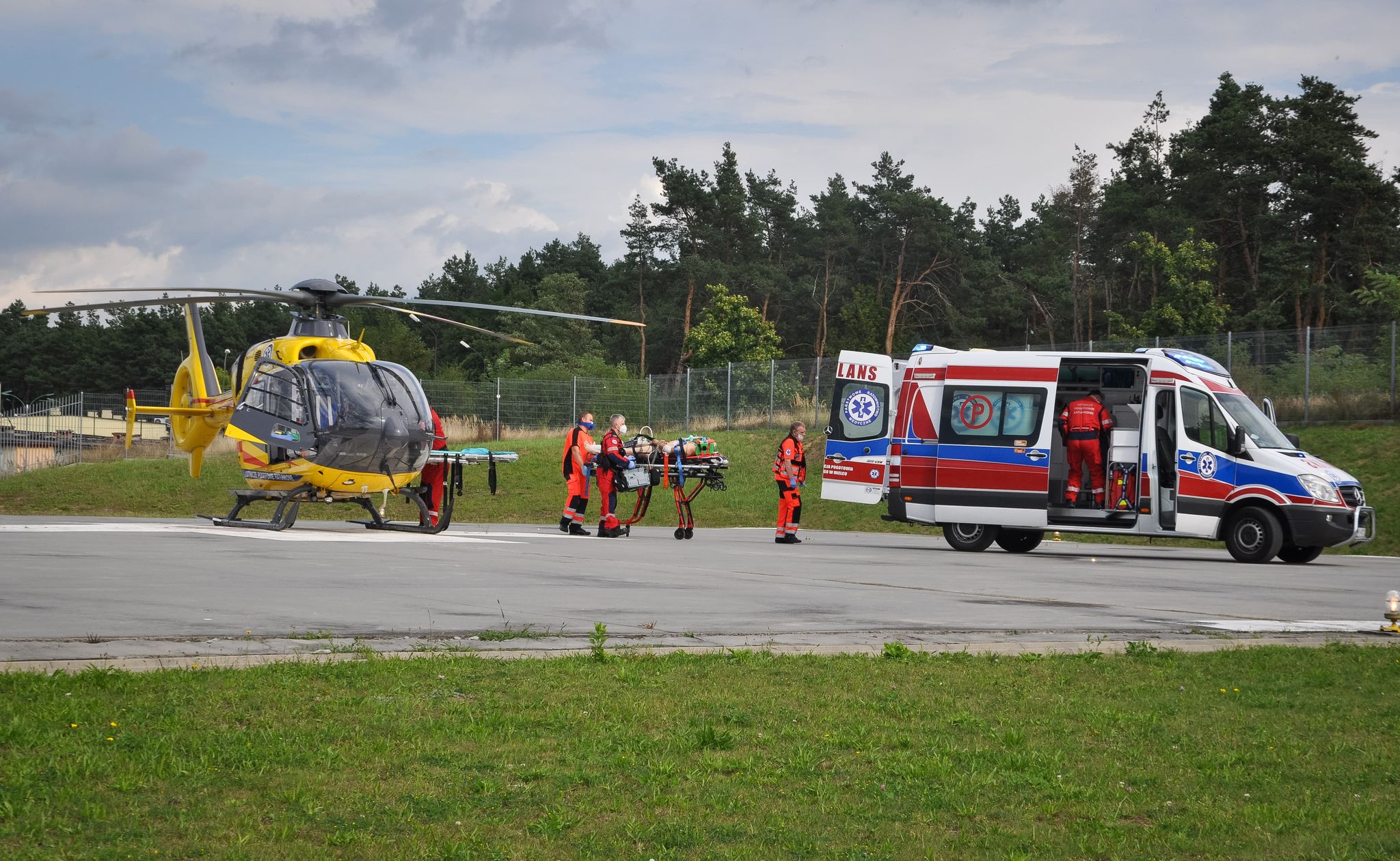 Mężczyzna z urazem. Do mieleckiego szpitala przetransportował go śmigłowiec LPR [FOTO, VIDEO] - Zdjęcie główne