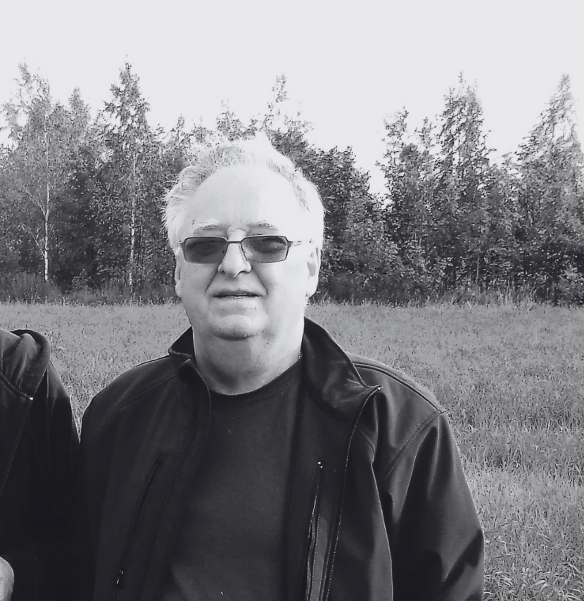 Andrzej Drews  W wieku 66 lat 26 maja, zmarł Andrzej Drews. Założyciel zespołu muzycznego Gratis. Działacz sekcji historycznej Aeroklubu Mieleckiego. Przyczynił się do powstania Parku Historycznego w Bliźnie.  Andrzej Drews urodził się 4 II 1955 r. w Mielcu. Pracę zawodową podjął 16 IX 1974 r. w WSK Mielec jako stażysta – ślusarz. Niedługo potem przyjęty został do biura konstrukcyjnego silnika wysokoprężnego SW-680, gdzie pracował na kilku stanowiskach, w tym jako konstruktor. W 1981 r. został pracownikiem Wydziału F – 01 (stolarnia) i tam był m.in. modelarzem odlewów w drewnie, kontrolerem – mistrzem i stolarzem przyrządowym. Po restrukturyzacji Zakładu Lotniczego "PZL-Mielec" zatrudniony został w Polskich Zakładach Lotniczych w Mielcu jako stolarz przyrządowy.  Jego pasją pozazawodową była muzyka. W 1978 r. założył zespół muzyczny "Gratis", który przez wiele lat był jednym z najlepszych i najaktywniejszych mieleckich zespołów muzycznych.   W 1982 r. Andrzej został członkiem Klubu Twórców i Sympatyków Kultury "Sęk" w Mielcu, a w 1986 r. – jego wiceprzewodniczącym. Jako opiekun "sękowskich" grup artystycznych uczestniczył w warsztatach artystycznych "KRAM" w Myślcu i obozie w Wysowej.  Drugą pasją było strzelectwo sportowe. Będąc członkiem Klubu Strzeleckiego przy LOK w Mielcu, specjalizował się w KBKS-5 i KBKS-6. Startował w zawodach krajowych i międzynarodowych.  Po 2002 r. pracował nadal w Polskich Zakładach Lotniczych Sp. z o.o. w Mielcu, ostatnio na stanowisku operatora OSN (obsługa maszyn sterowanych numerycznie).    Przyczynił się do powstania Parku Historycznego w Bliźnie. Był członkiem Teatru Rozmaitości DK SCK, zagrał w Weselu wg S. Wyspańskiego.
