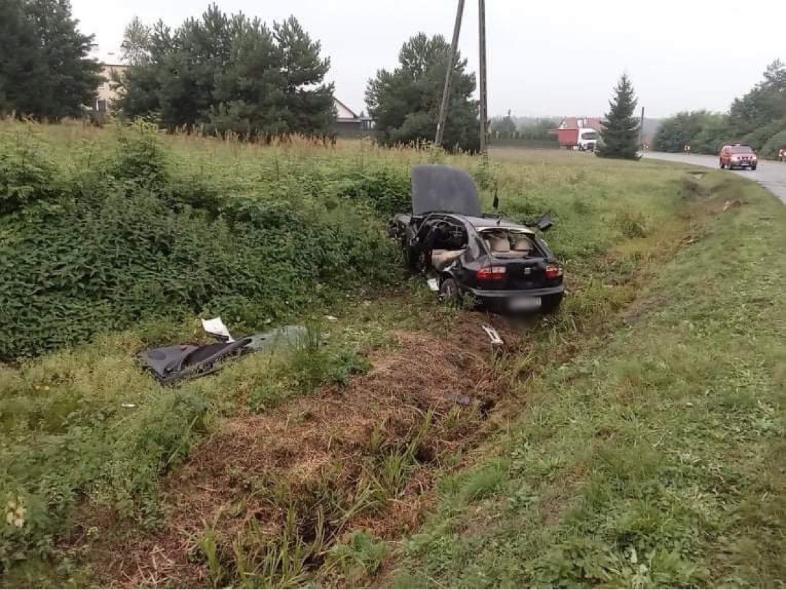 REGION: Dachowanie w Przyłęku. Poszkodowany wycinany z samochodu - Zdjęcie główne