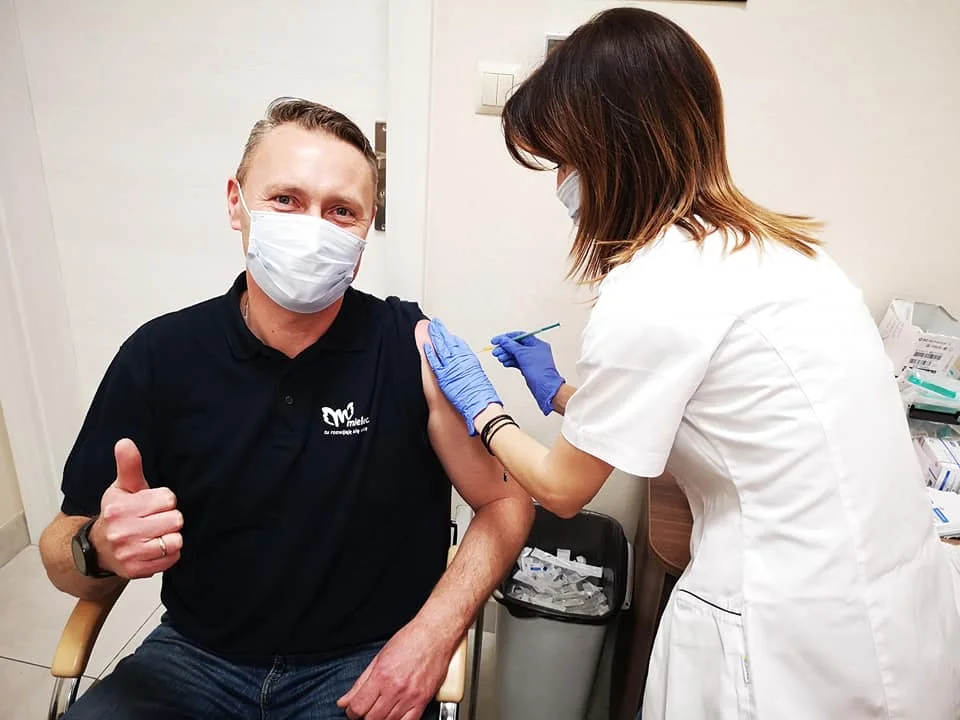 Prezydent Mielca Jacek Wiśniewski przyjął trzecią dawkę szczepionki na koronawirusa - Zdjęcie główne