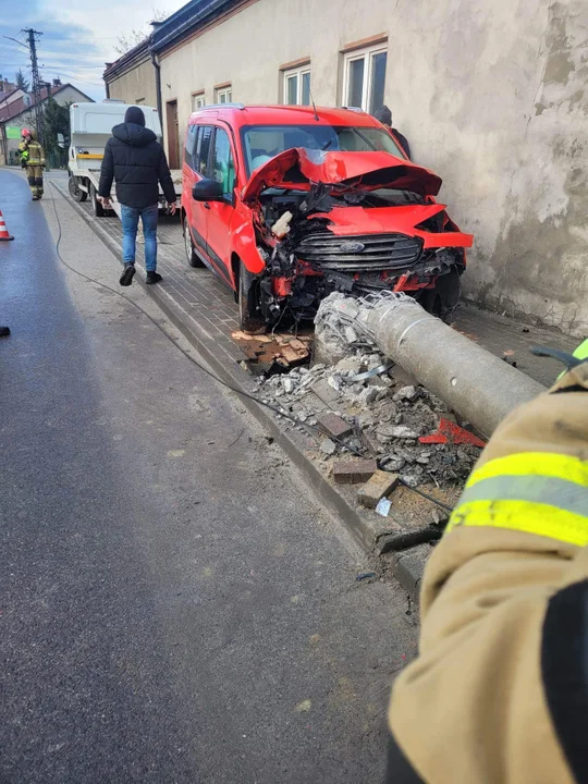 Osobówka staranowała słup elektryczny. Zdarzenie w Radomyślu Wielkim [ZDJĘCIA-AKTUALIZACJA] - Zdjęcie główne