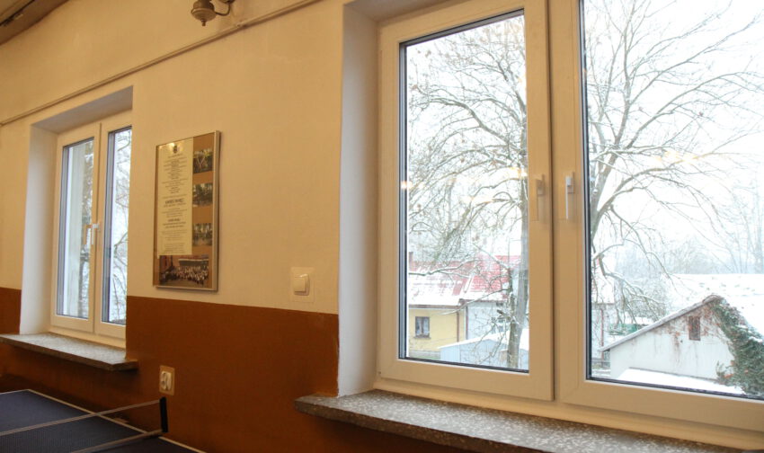 Wymiana drzwi i okien w budynku wielofunkcyjnym w Rzochowie - Zdjęcie główne