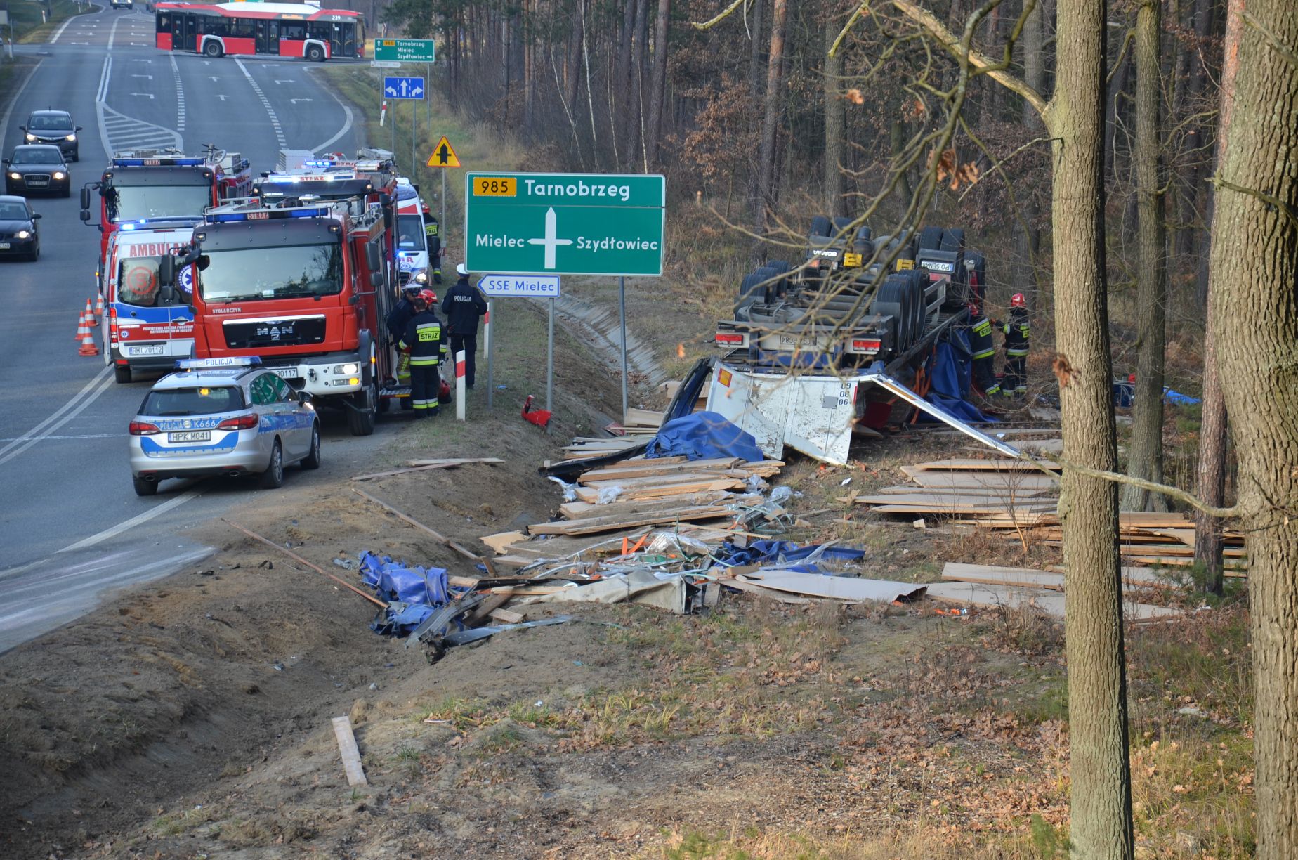 Poważny wypadek! Dachowanie TIR-a na mieleckiej obwodnicy [FOTO, VIDEO] - Zdjęcie główne