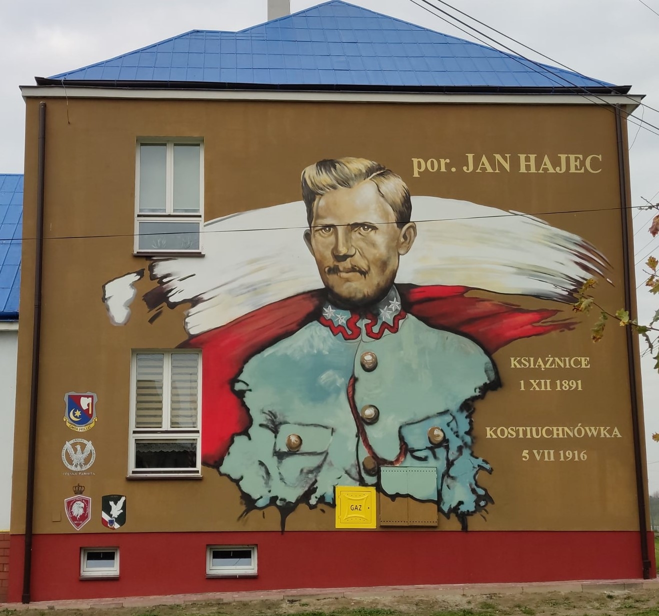 Porucznik Jan Hajec na ścianie szkoły w Książnicach - Zdjęcie główne