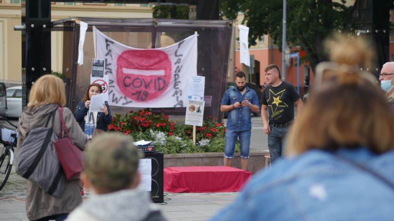 Żądają odwołania "plandemii". Protest antymaseczkowców także w Mielcu [VIDEO] - Zdjęcie główne