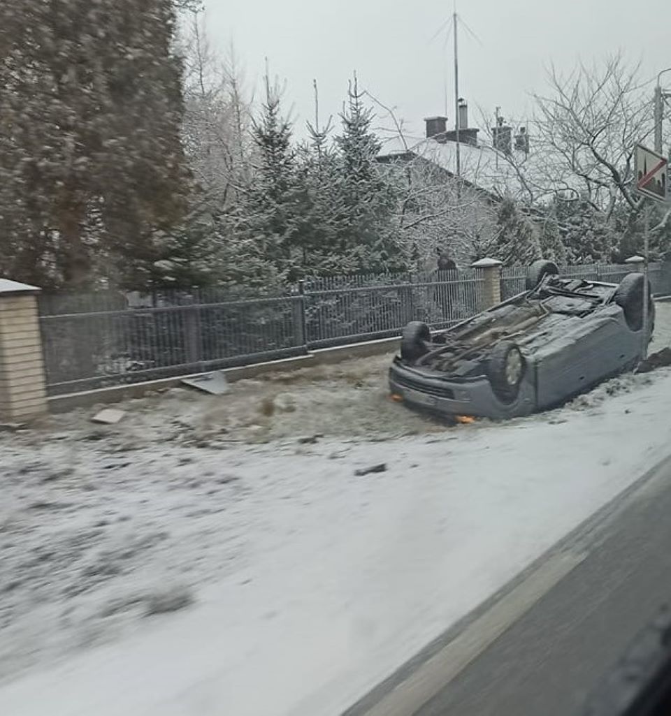 Dachowanie i kolizje w naszym powiecie. Zima zaskoczyła... kierowców! - Zdjęcie główne