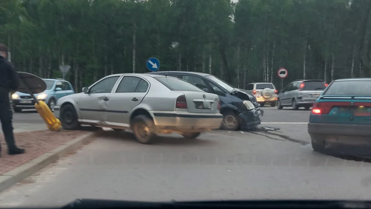 Zderzenie dwóch samochodów na mieleckiej obwodnicy - Zdjęcie główne