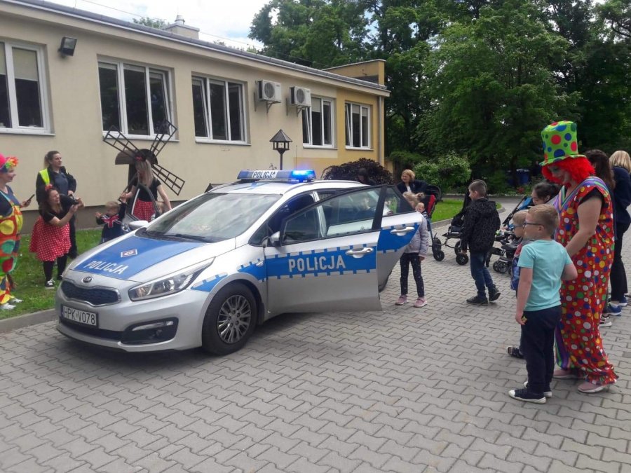 Policjanci podczas spotkania w Ośrodku Rehabilitacyjno-Edukacyjno-Wychowawczym przy ulicy Wojsławskiej w Mielcu