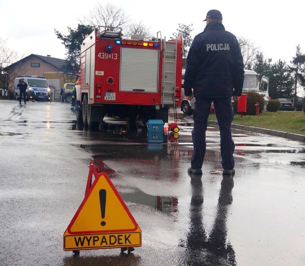 Wypadek w Tuszymie na drodze wojewódzkiej w kierunku Dębicy. Rowerzysta wjechał wprost pod nadjeżdżający samochód. [UWAGA] - Zdjęcie główne