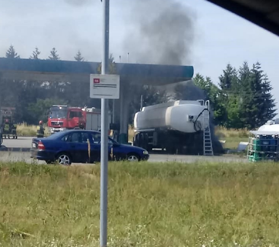 Pożar na stacji paliw w Chorzelowie. Jedna osoba trafiła do szpitala! - Zdjęcie główne