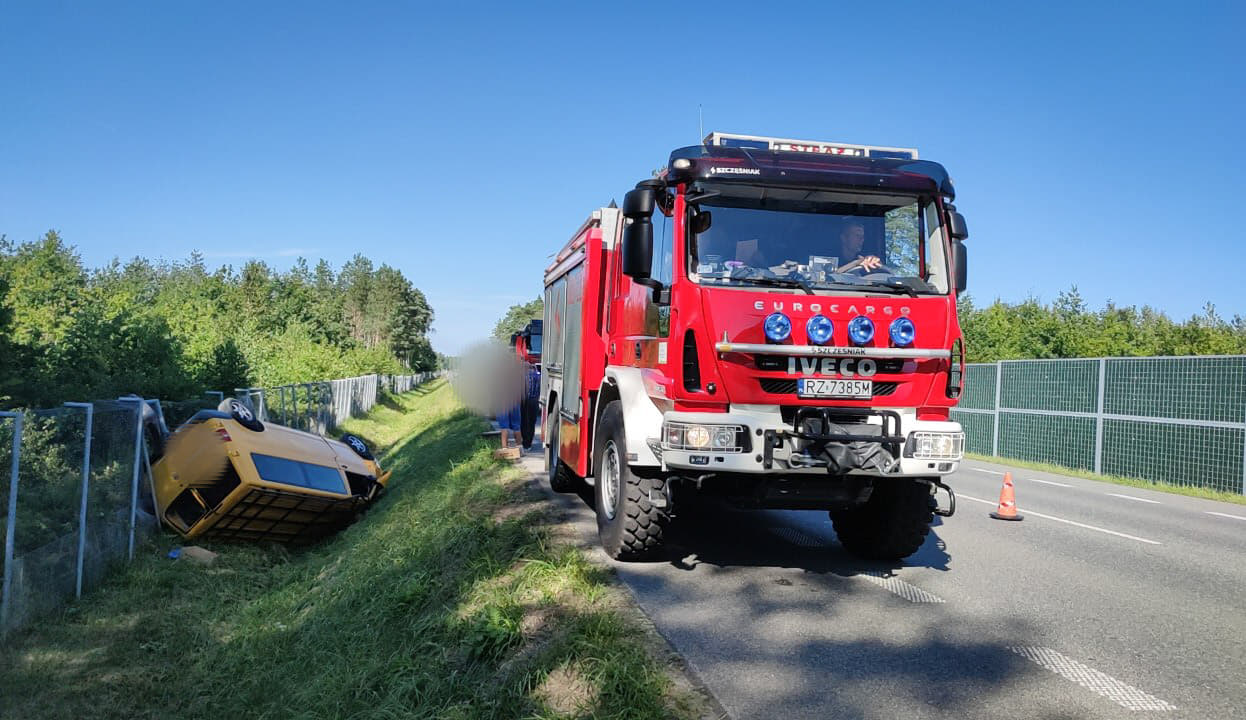 Dachowanie na mieleckiej obwodnicy w Szydłowcu [FOTO, VIDEO] - Zdjęcie główne