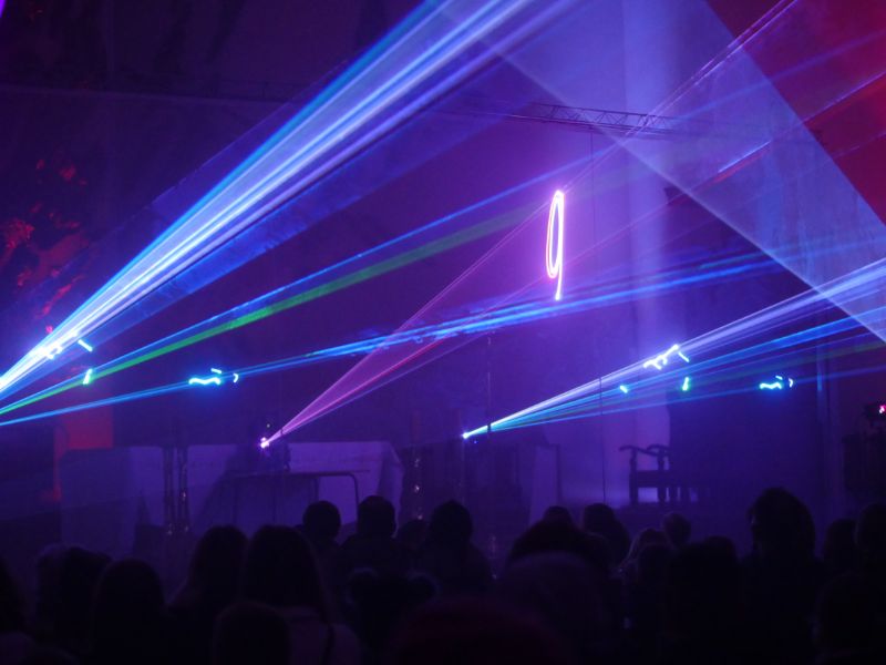 Tłumy na pokazie laserowym w kościele Ducha Świętego [ZDJĘCIA, FILM] - Zdjęcie główne