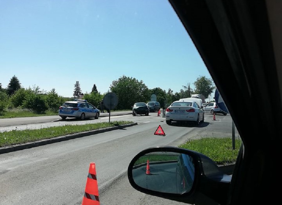 Zderzenie BMW z peugeotem na ulicy Wojska Polskiego - Zdjęcie główne