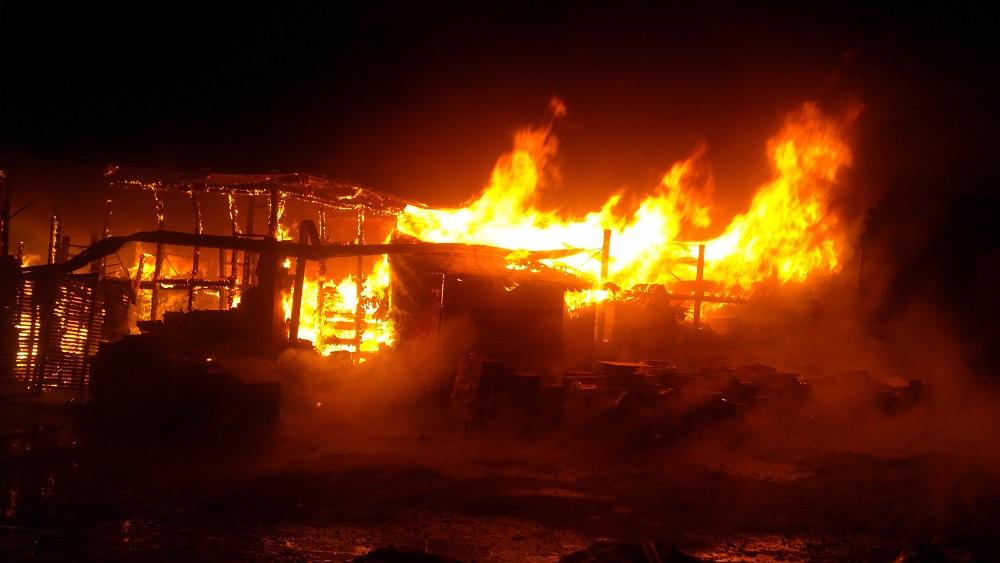 Całą noc 120 strażaków gasiło ogień wydobywający się z zakładu produkcyjnego w Woli Ociekiej. - Zdjęcie główne
