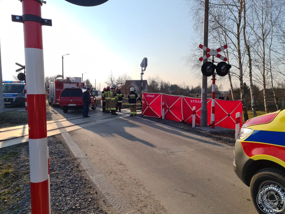 Śmiertelny wypadek na przejeździe kolejowym w Tuszymie - Zdjęcie główne