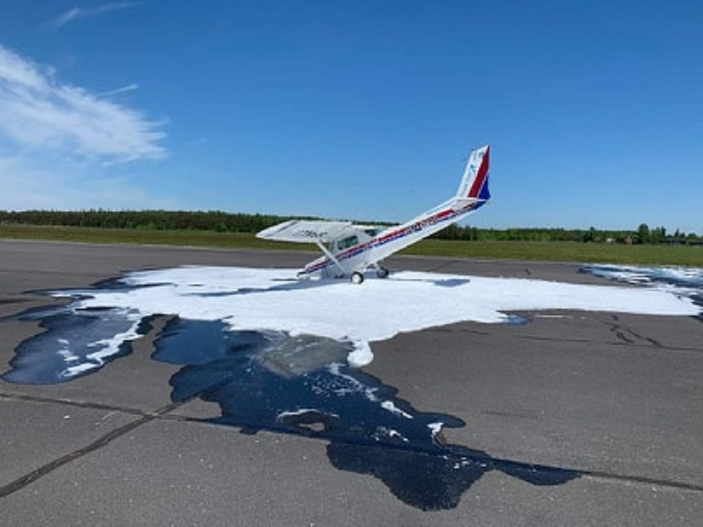 Awaryjne lądowanie samolotu na lotnisku w Mielcu [FOTO] - Zdjęcie główne