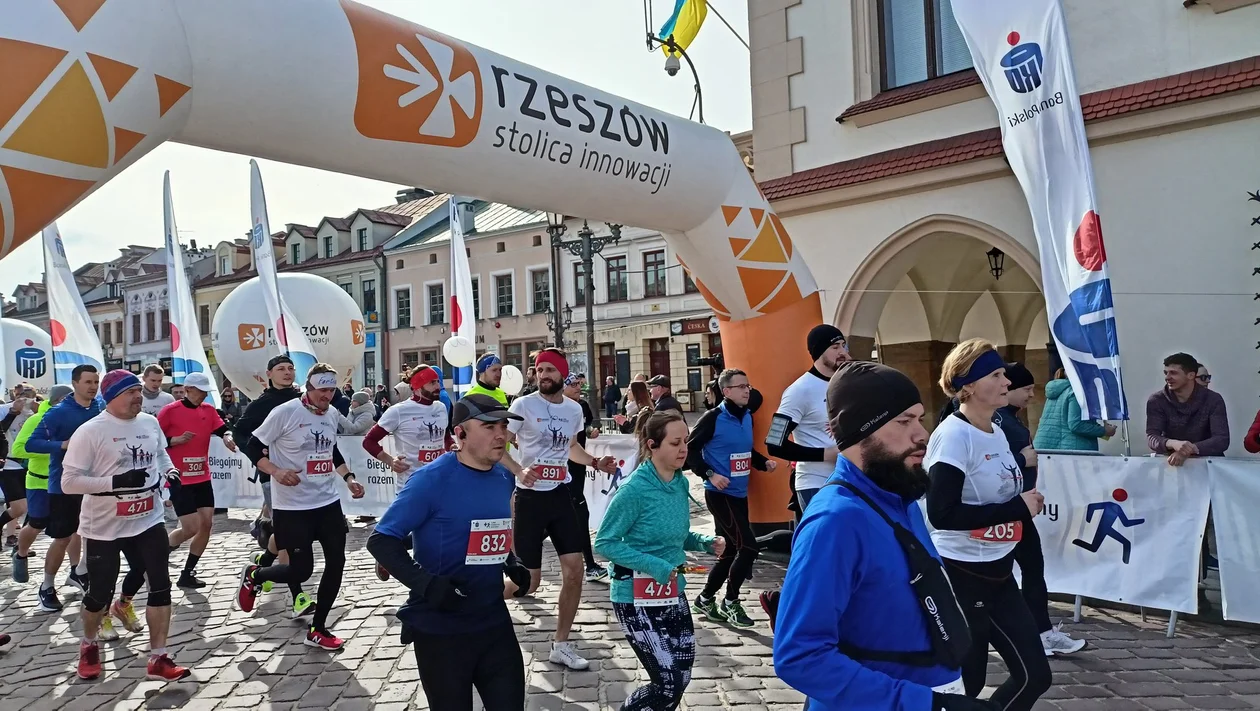 Z rzeszowskiego rynku wystartowało blisko tysiąc biegaczy [ZDJĘCIA CZ.I] - Zdjęcie główne