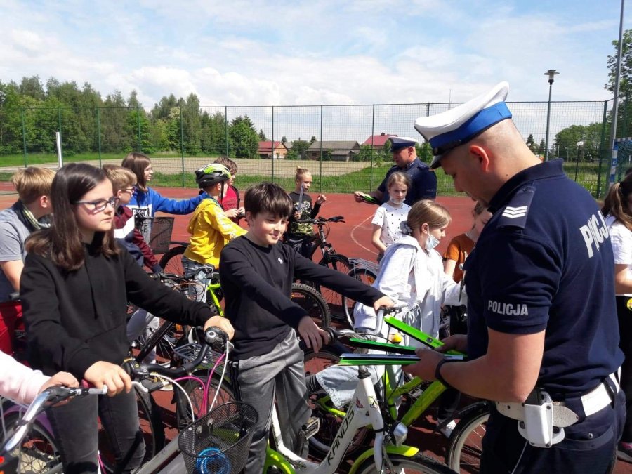 Policjanci podczas spotkania w Ośrodku Rehabilitacyjno-Edukacyjno-Wychowawczym przy ulicy Wojsławskiej w Mielcu