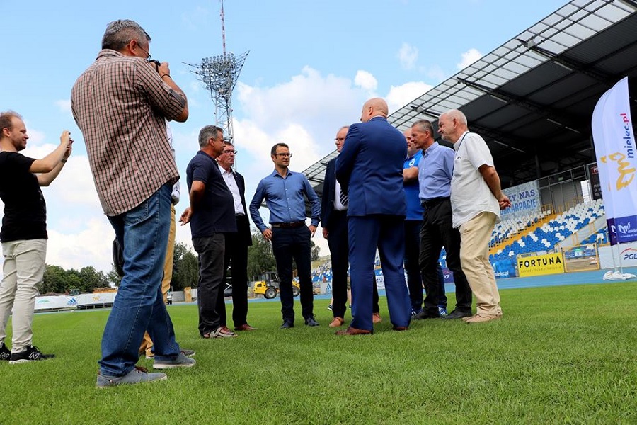 Pierwszy etap budowy podgrzewania boiska za nami! Mielec odwiedził wiceminister sportu [VIDEO] - Zdjęcie główne