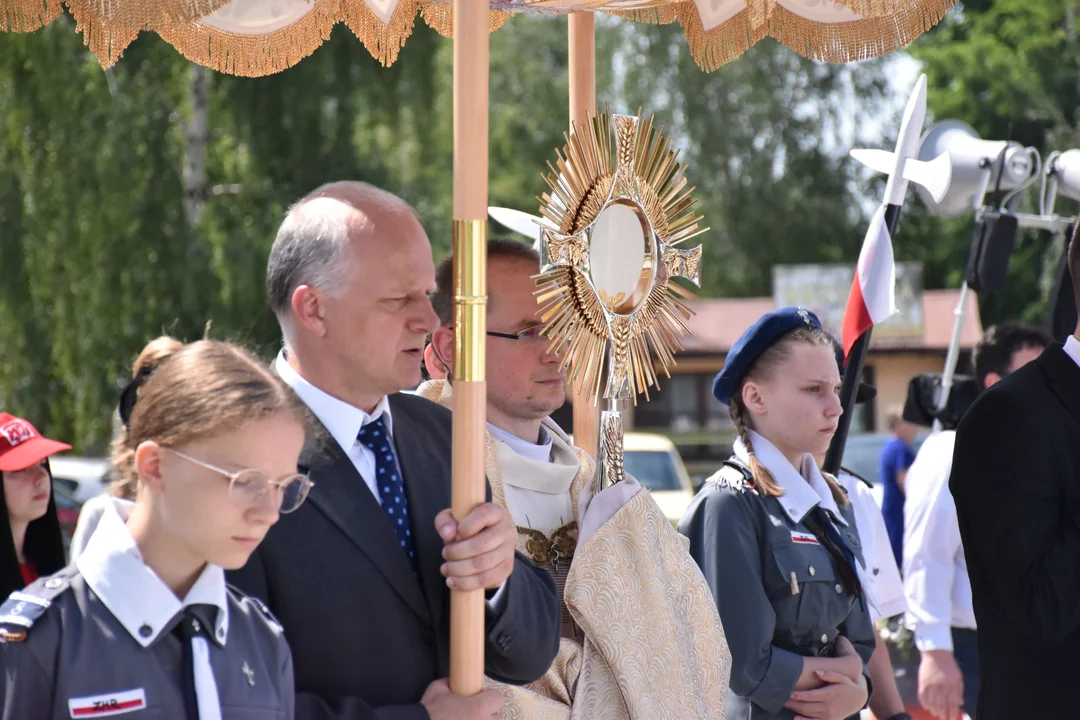 Boże Ciało 2022. Procesja w parafii Ducha Świętego w Mielcu [ZDJĘCIA] - Zdjęcie główne