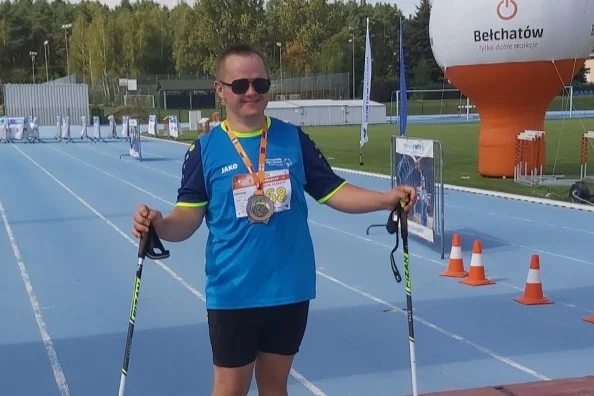 Zawodnik Klubu Sportowego Iskra Mielec Dawid Wiktor w II etapie Mistrzostw Świata Nordic Walking Bełchatów 2022 - Zdjęcie główne