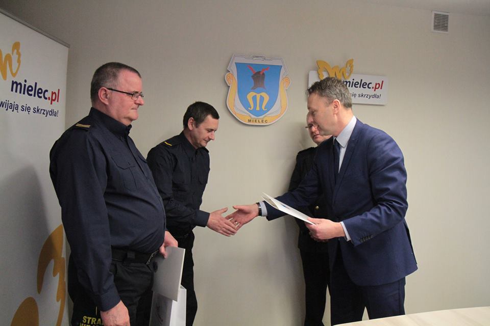 Uratowali życie dwójce mielczan. Prezydent Wiśniewski nagrodził strażników miejskich  - Zdjęcie główne