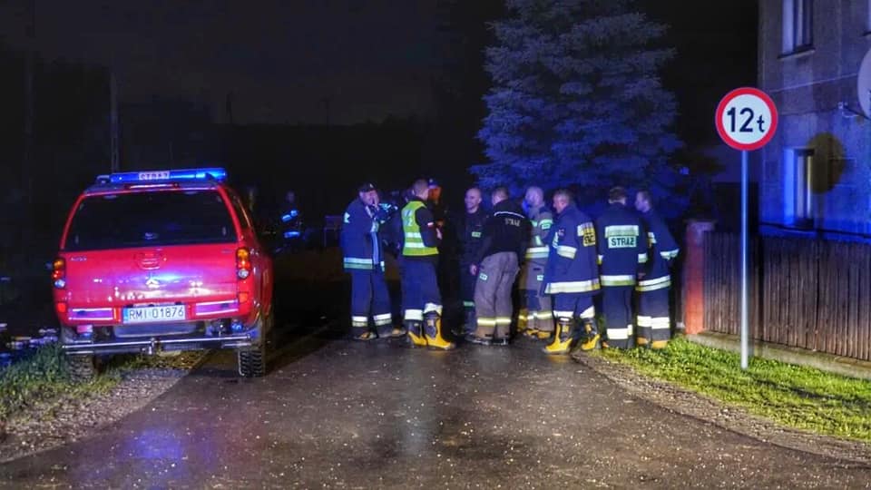 POTOK wystąpił z koryta! ZALANE posesje w Dulczy