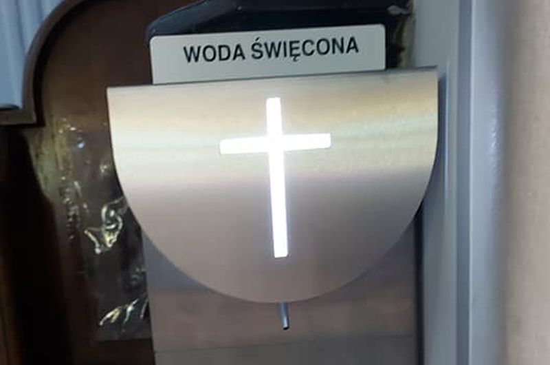 Podkarpacie: Automat poda wodę święconą przy wejściu do kościoła - Zdjęcie główne