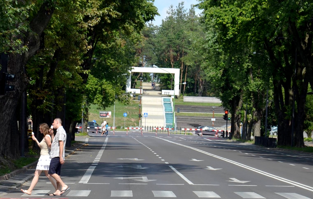 Księża o budowie wieży widokowej z figurką - Zdjęcie główne