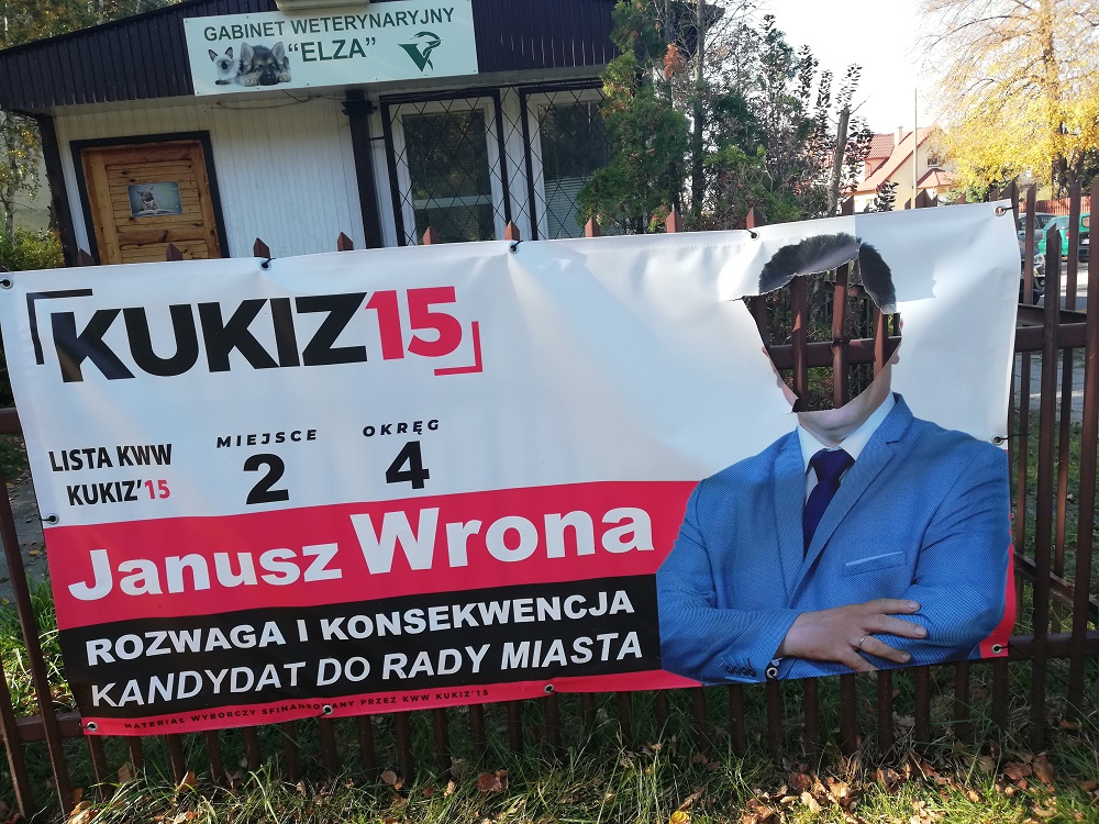 Kolejni kandydaci tracą głowę! Zniszczone plakaty wyborcze w Mielcu - Zdjęcie główne