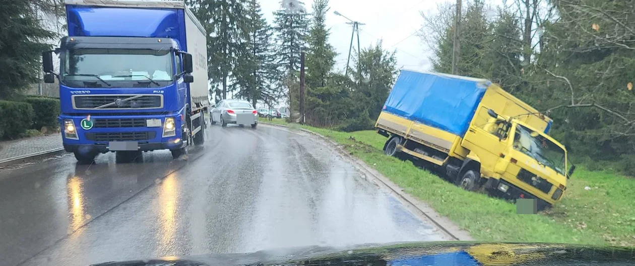 Przecław. Auto w rowie. Uwaga drogi bardzo śliskie! - Zdjęcie główne