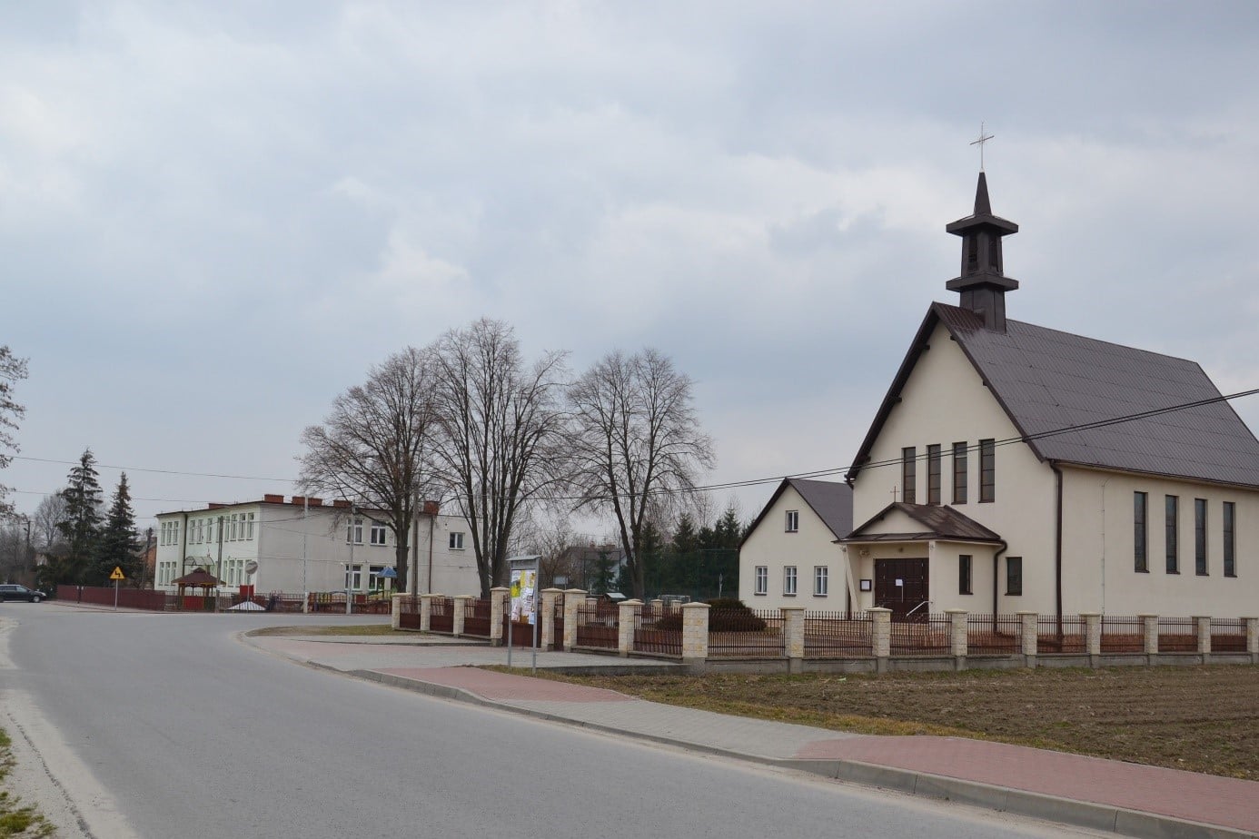 Gmina Wadowice Górne: Chodnik i przejście obok szkoły - Zdjęcie główne