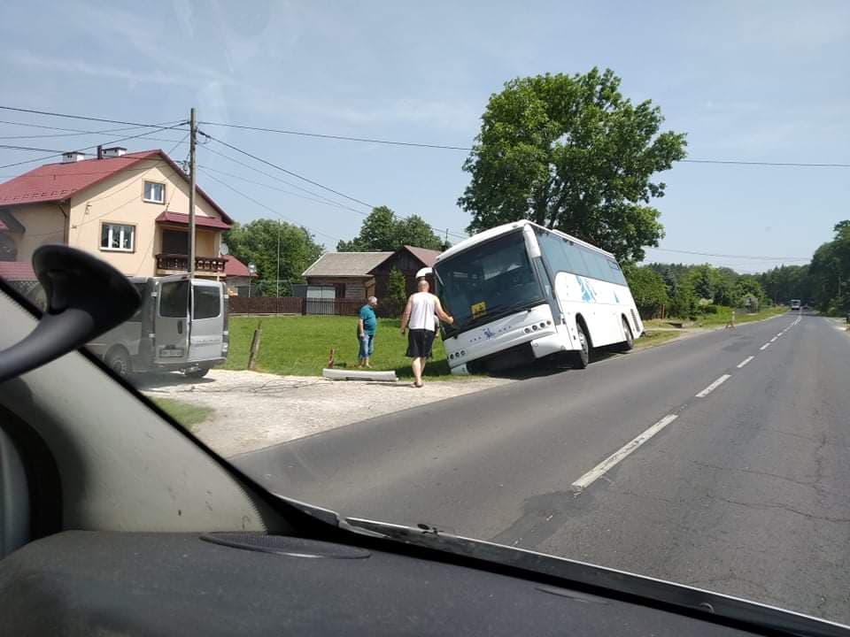 Z OSTATNIEJ CHWILI: W Piątkowcu autobus wylądował w rowie! - Zdjęcie główne