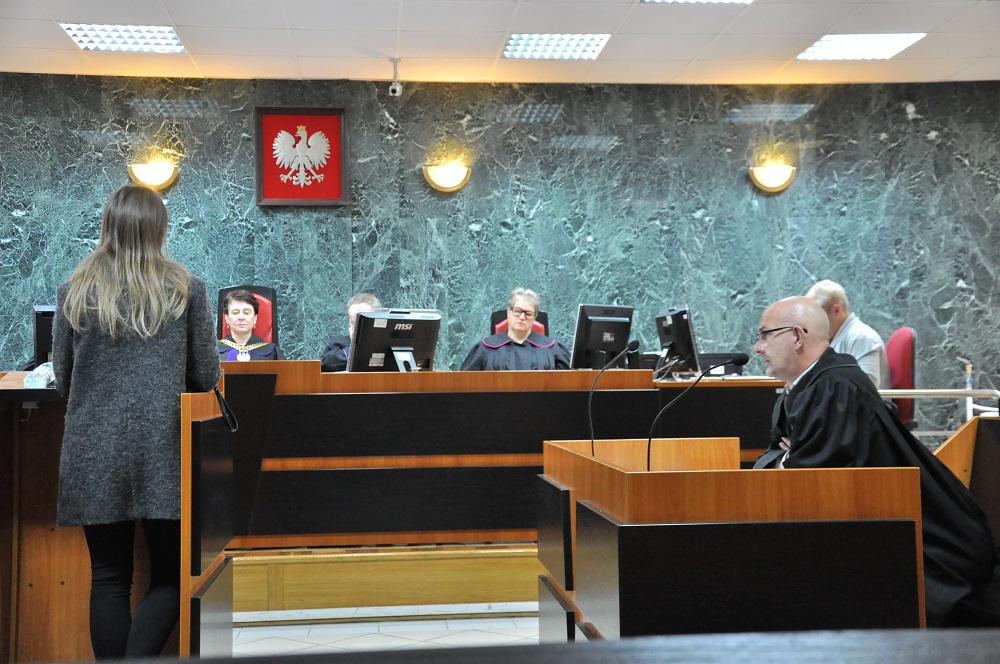 Podczas wtorkowej rozprawy w procesie o zabójstwo Moniki K. z Kiełkowa sąd przesłuchał starszą córkę zamordowanej i oskarżonego.  - Zdjęcie główne