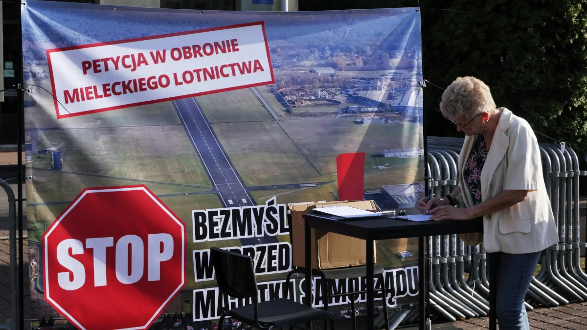 Sprzedaż działki w sąsiedztwie lotniska w Mielcu. Urząd Miasta odpowiada na protest - Zdjęcie główne