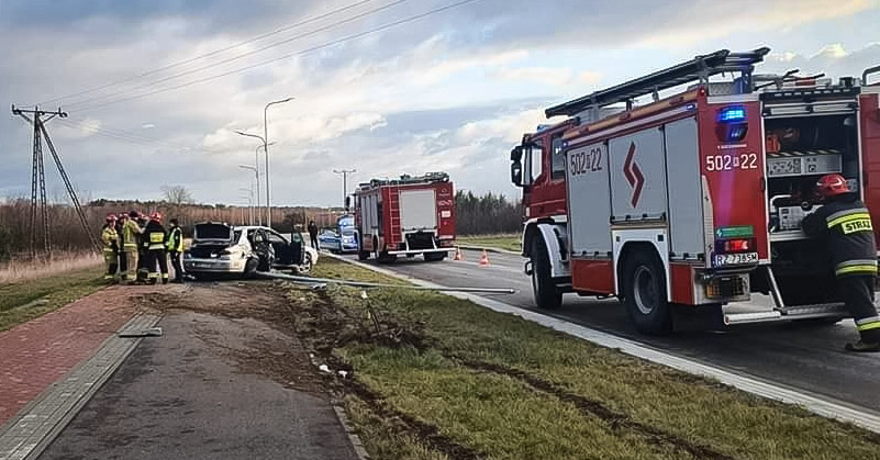 Uderzyli w latarnię. Dwie osoby trafiły do szpitala! - Zdjęcie główne