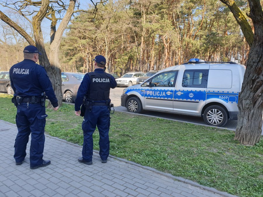 Mieleccy policjanci obserwują sklepy i autobusy. Sprawdzają, czy nosimy maseczki - Zdjęcie główne