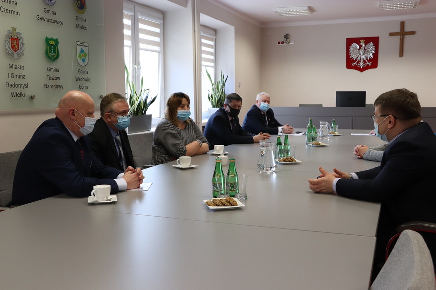 Zarząd Powiatu Mieleckiego konsultował lekarskie stypendia współpracując na linii Uniwersytet Rzeszowski i Szpital Specjalistyczny im. E. Biernackiego w Mielcu.