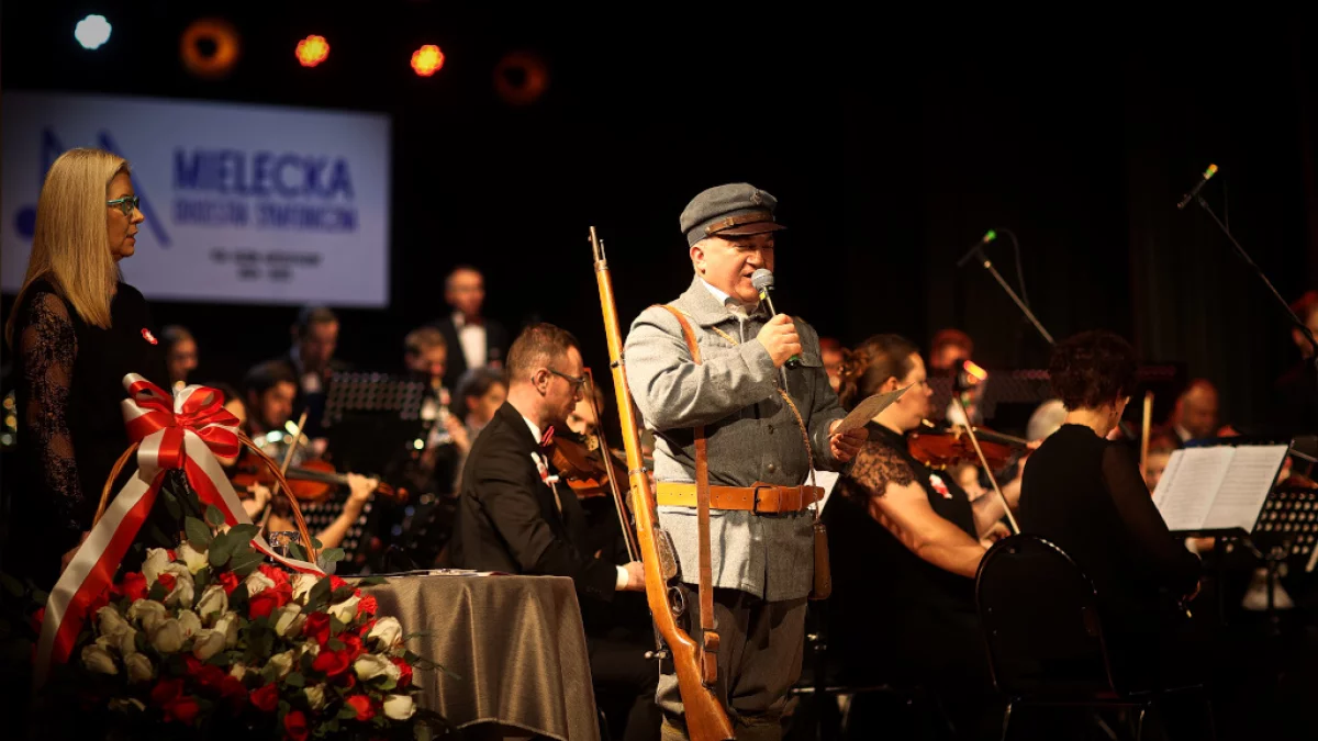 Koncert Niepodległościowy w Mielcu. Wzruszający finał z chórem z publiczności [ZDJĘCIA] - Zdjęcie główne