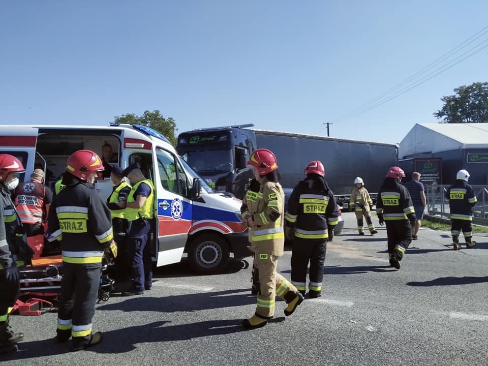 Wypadek w Mielcu na drodze w kierunku do Dębicy! Zderzyły się samochody osobowe i ciężarówka - Zdjęcie główne