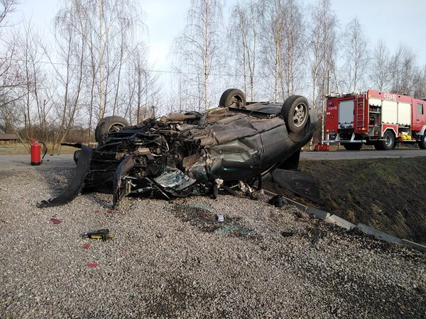 Dachowanie pod Szczucinem. Świadkowie ratowali poszkodowanych - Zdjęcie główne