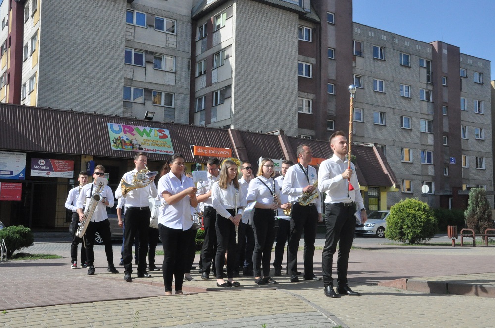 Orkiestra Dęta SCK budziła dziś mielczan [VIDEO, FOTO] - Zdjęcie główne