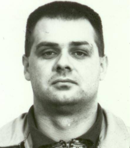 LESZEK JAKIMOWSKI - KWP Wrocław Wydział Kryminalny, 50-040 Wrocław, ul. Podwale 31-33 telefon: (0-71) 340 3400 email: dyzurny@wr.policja.gov.pl rzecznik.kwp@wr.policja.gov.pl kwp@wr.policja.gov.pl kancelaria@wr.policja.gov.pl  Poszukiwany za: Art. 263 § 1 Wyrabianie broni palnej albo amunicji lub nią handlowanie bez wymaganego zezwolenia, Art. 148 § 1 Zabójstwo - typ podstawowy