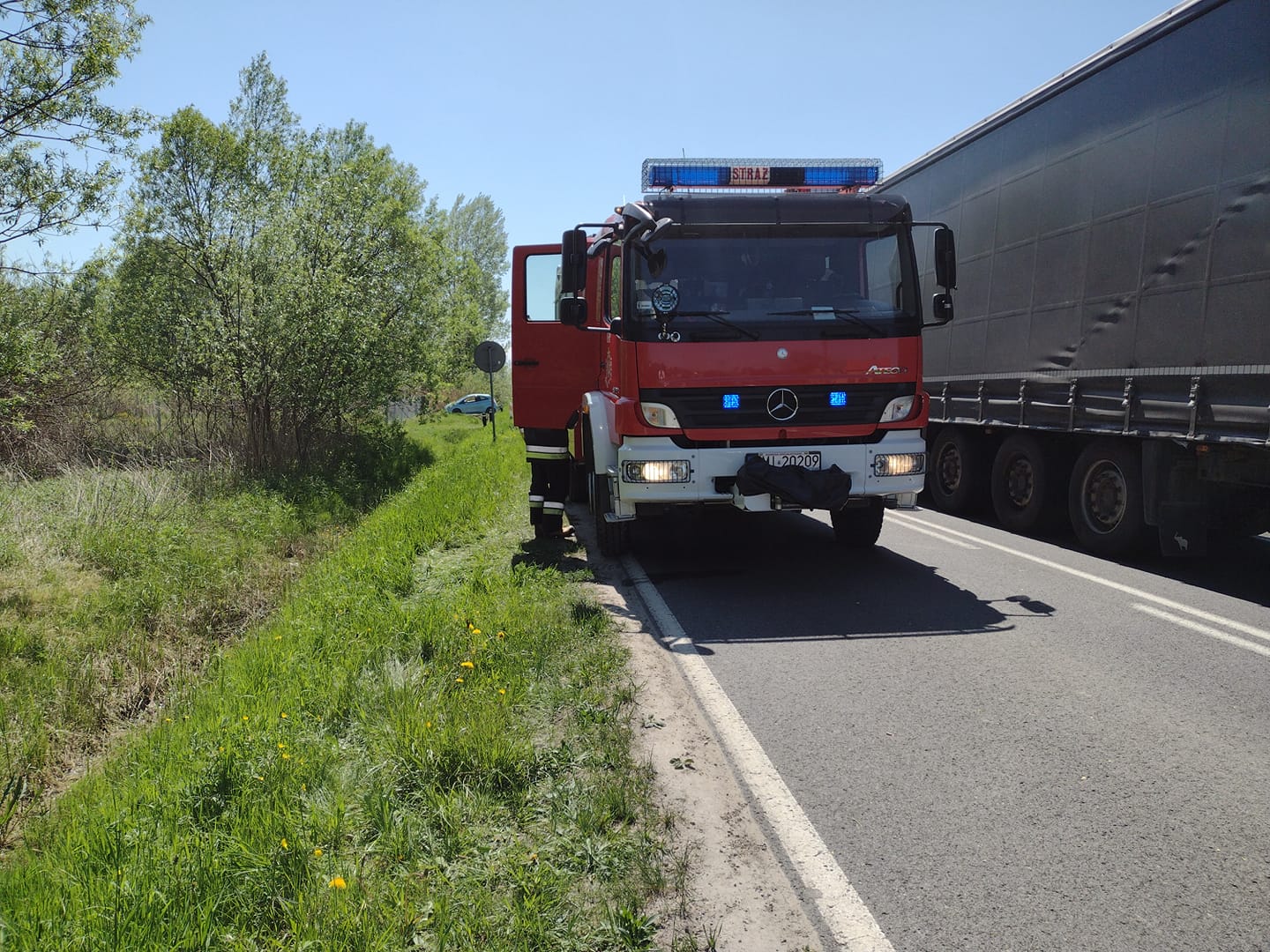 Auto wypadło z drogi. Powód? - Zdjęcie główne