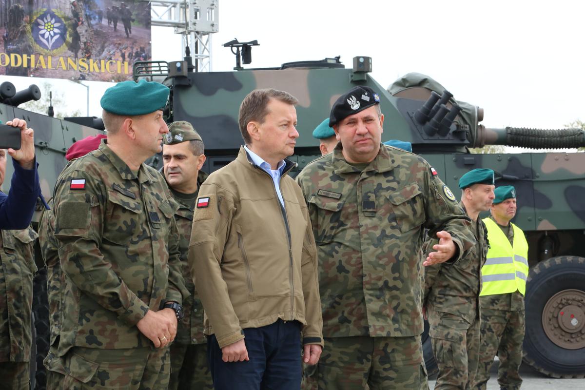 Mariusz Błaszczak z wizytą w Nowej Dębie. Tamtejszy poligon będzie powiększony - Zdjęcie główne